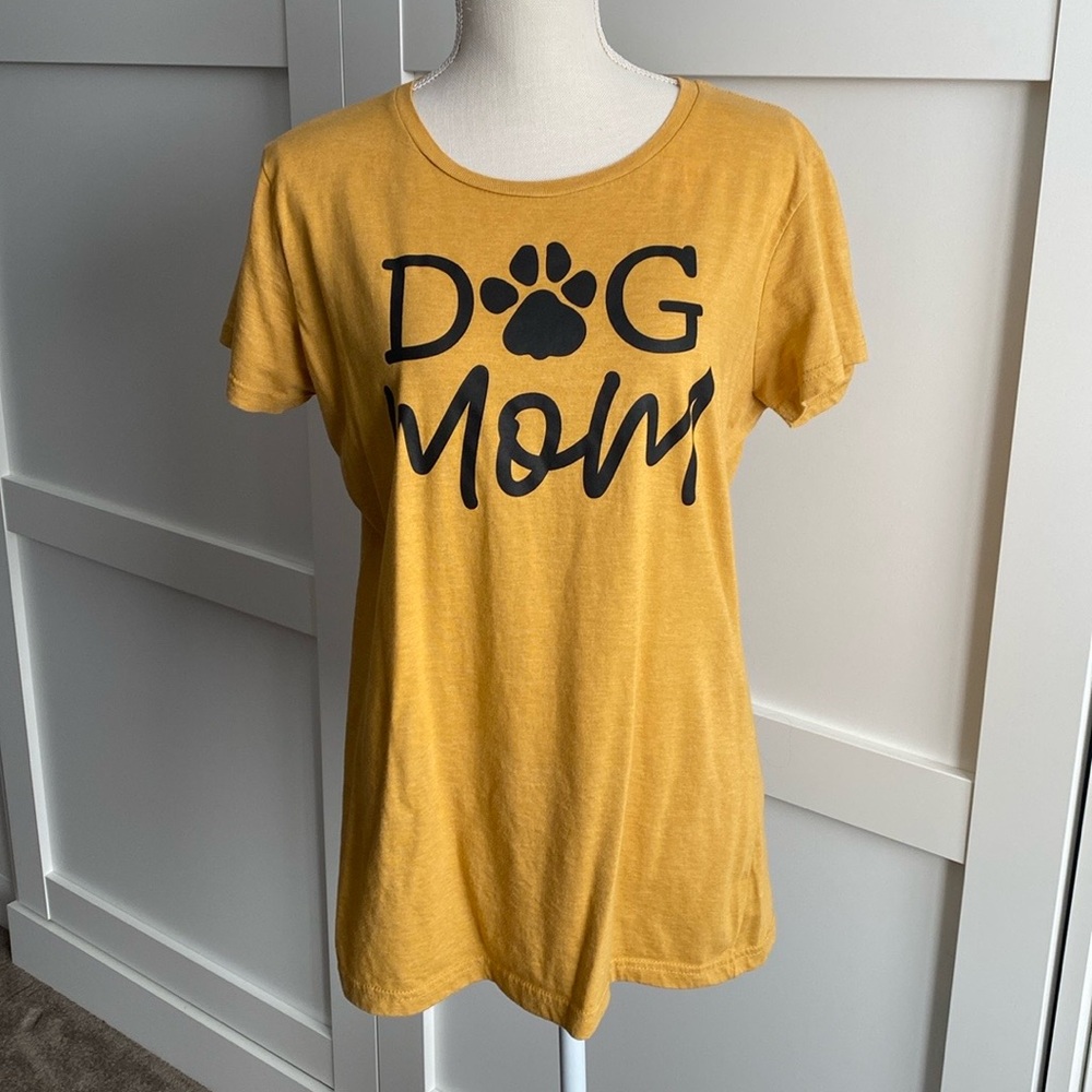 Yellow scoop neck short sleeve t-shirt with graphic design
